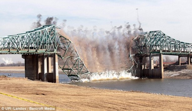 credit: http://www.dailymail.co.uk/news/article-2938847/Bridge-river-bye-Truss-spanning-Mississippi-demolished-make-way-new-interstate.html#ixzz3zG0xzqI2 Follow us: @MailOnline on Twitter | DailyMail on Facebook Making a splash! In preparation for the explosion, a stretch of I-270 crossing from St. Louis, Missouri, to Granite City, Illinois, was demolished in February 2015.